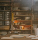 Lehmkühlende Speise-Regale: Kapillaraktive Wandmöbel aus Zeolith-Lehm für stromfreie Frische in der Küche