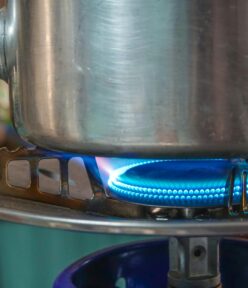 Möbel als Wärmespeicher: Sideboards mit PCM-Kernen speichern PV-Überschuss und geben abends behagliche Strahlungswärme ab