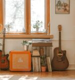 Unsichtbare Bassfallen: Helmholtz‑Sockelleisten machen Wohnzimmer und Home‑Studio leiser, ordentlicher und stimmig