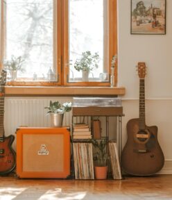 Unsichtbare Bassfallen: Helmholtz‑Sockelleisten machen Wohnzimmer und Home‑Studio leiser, ordentlicher und stimmig