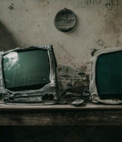 Möbel mit PCM-Kernen: Wie Schränke, Betten und Sideboards Ihr Raumklima passiv kühlen und Heizspitzen glätten