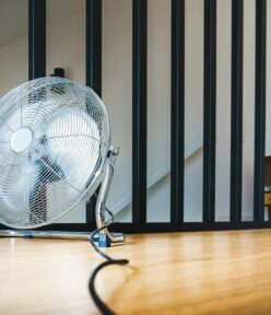 Möbel als Klimamaschine: Der leise Schrank mit PCM-Keramik und Zeolith-Kanälen für Hitzesommer und Energiesparen