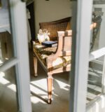 Kühle Räume ohne Klimagerät: PCM‑Vorhänge und Polster als unsichtbarer Wärmepuffer für Sommer und Übergangszeit