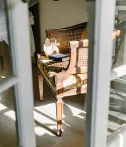 Kühle Räume ohne Klimagerät: PCM‑Vorhänge und Polster als unsichtbarer Wärmepuffer für Sommer und Übergangszeit