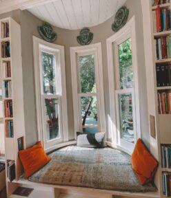 Fensterbank 2.0: Sitzfenster mit Aerogel-PCM-Kern – warm, platzsparend, tageslichtstark