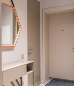 Flur schmal, aber praktisch: Garderobe und Stauraum auf 1,2 m Breite planen